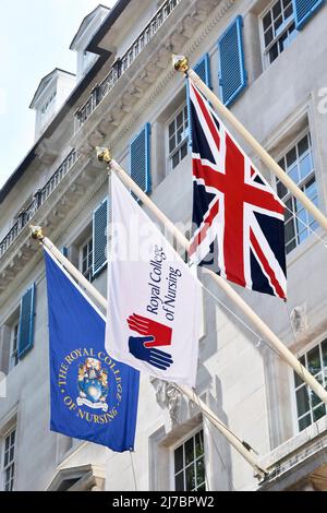 The Royal College of Nursing RCN Nursing Union & Professional body Headquarters bâtiment de bureau et drapeaux Union Jack Cavendish Square Londres Banque D'Images