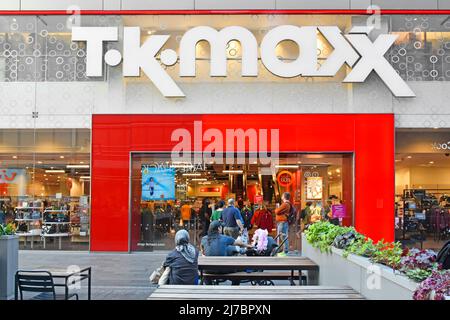 Le magasin de vêtements TK Maxx est très fréquenté, il fait des magasins d'affaires et des boutiques rouges au centre commercial Stratford Westfield au Royaume-Uni. Le panneau du magasin T K Maxx se trouve au-dessus de l'entrée Banque D'Images