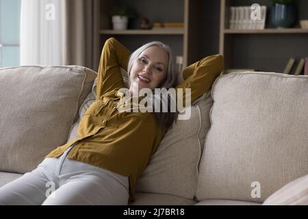 Bonne femme âgée se détendant à la tête de la maison Banque D'Images