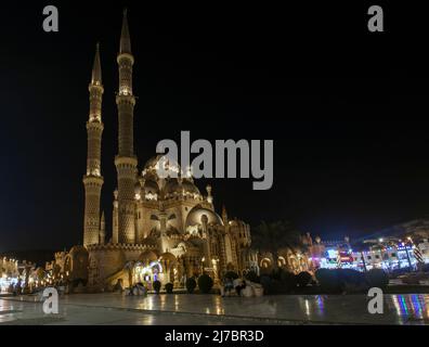 La mosquée Al Sahaba dans la vieille ville de Sharm la nuit, Sinaï, Égypte Banque D'Images
