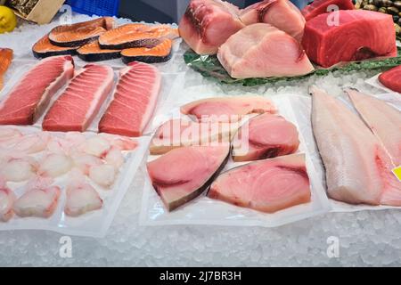 Filet de saumon et de thon à vendre sur un marché au poisson Banque D'Images