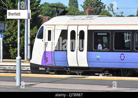 Train de banlieue Crossrail classe 345 le service de transport de passagers Bombardier Aventra Elizabeth Line attend à la gare de Shenfield dans l'Essex pour retourner à Londres au Royaume-Uni Banque D'Images