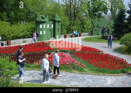 KIEV, UKRAINE - 7 MAI 2022 - les visiteurs regardent des fleurs exposées au cours d'une tulipe traditionnelle au Pôle Spivoche du parc paysager Pecherskyi, Ky Banque D'Images