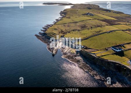 Vue aérienne de la jetée de Ballysaggart et du troisième ordre franciscain du 15th siècle demeure à St Johns point dans le comté de Donegal - Irlande Banque D'Images