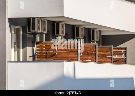 Terrasses séparées d'appartements à louer pendant la saison estivale. Banque D'Images