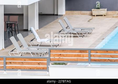 Vue sur la piscine d'un hôtel privé dans un petit endroit tranquille de Leptokary. Banque D'Images