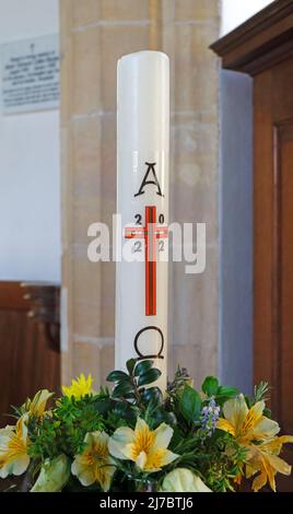 Une bougie Alpha et Omega 2022 dans la nef de l'église de St Andrew à Lamas, Buxton avec Lamas, Norfolk, Angleterre, Royaume-Uni. Banque D'Images