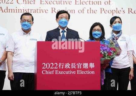 Hong Kong. 08th mai 2022. John Lee (2nd L) assiste à une conférence de presse à Hong Kong, dans le sud de la Chine, le 8 mai 2022. John Lee a été élu dimanche au poste de directeur général désigné pour le sixième mandat de la région administrative spéciale de Hong Kong. (Xinhua/Lui Siu Wai) Credit: Xinhua/Alay Live News Banque D'Images