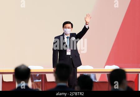 Hong Kong. 08th mai 2022. John Lee fait la vague devant les gens au Centre de congrès et d'exposition de Hong Kong, dans le sud de la Chine, le 8 mai 2022. John Lee a été élu dimanche au poste de directeur général désigné pour le sixième mandat de la région administrative spéciale de Hong Kong. (Xinhua/Li Gang) crédit: Xinhua/Alay Live News Banque D'Images
