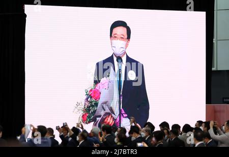 Hong Kong. 08th mai 2022. John Lee est vu à l'écran au Centre des congrès et des expositions de Hong Kong, dans le sud de la Chine, le 8 mai 2022. John Lee a été élu dimanche au poste de directeur général désigné pour le sixième mandat de la région administrative spéciale de Hong Kong. (Xinhua/Li Gang) crédit: Xinhua/Alay Live News Banque D'Images