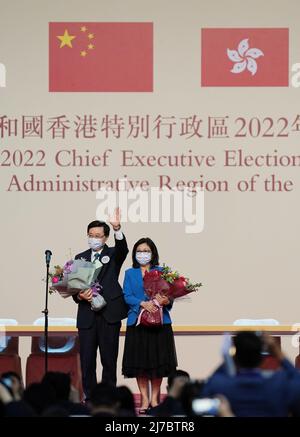 Hong Kong. 08th mai 2022. John Lee (L) et son épouse sont vus au Centre des congrès et des expositions de Hong Kong, dans le sud de la Chine, le 8 mai 2022. John Lee a été élu dimanche au poste de directeur général désigné pour le sixième mandat de la région administrative spéciale de Hong Kong. (Xinhua/Wang Shen) Credit: Xinhua/Alay Live News Banque D'Images
