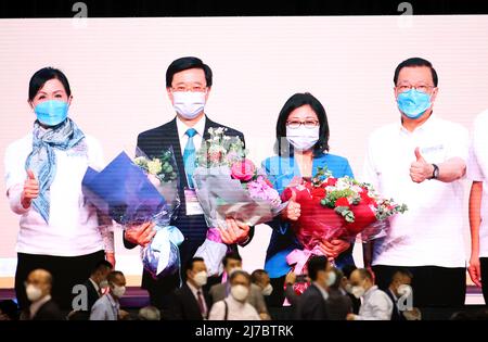 Hong Kong. 08th mai 2022. John Lee (2nd L) est vu à l'écran au Centre des congrès et des expositions de Hong Kong, dans le sud de la Chine, le 8 mai 2022. John Lee a été élu dimanche au poste de directeur général désigné pour le sixième mandat de la région administrative spéciale de Hong Kong. (Xinhua/Li Gang) crédit: Xinhua/Alay Live News Banque D'Images