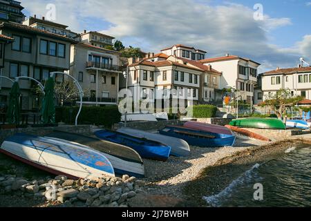 Des bateaux de pêche colorés sur la rive du lac d'Ohrid dans le nord de la Macédoine par une journée ensoleillée Banque D'Images