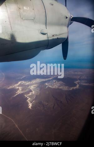 Aktau, Kazakhstan - 21 mai 2012 : avion de turbopropulseur d'époque soviétique an-24 Antonov en vol. Vue sur la mer caspienne et solonchak dans le désert à travers l'a Banque D'Images