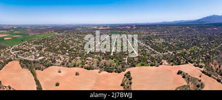 Vue panoramique aérienne d'une grande urbanisation de maisons de campagne à côté de la montagne. Banque D'Images