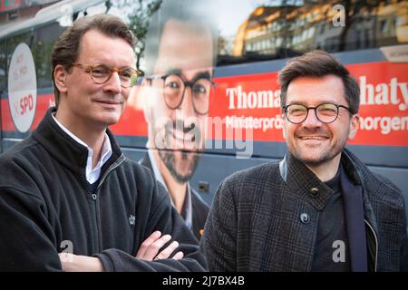 PHOTOMONTAGE : choix d'état en NRW. Hendrik Wuest (CDU) ou Thomas Kutschay (SPD)? La course entre les meilleurs candidats aux élections du 15th mai 2022 est serrée en NRW. Thomas KUTSCHATY, premier candidat du SPD NRW et président du groupe parlementaire d'état SPD, et premier candidat du SPD pour les élections d'état de 2022, devant son bus de campagne, Banque D'Images