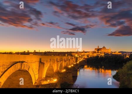 Une soirée au vieux pont romain de Cordoue. En arrière-plan la Grande Mosquée de Cordoue (Mezquita). Prise dans la ville de Cordoue, Andalousie, en t Banque D'Images
