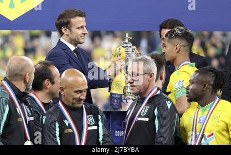 Le Président de la France Emmanuel Macron remet la coupe à Ludovic Blas de Nantes lors de la cérémonie de remise des trophées suivant le match de finale de football de la coupe française entre l'OGC Nice (OGCN) et le FC Nantes (FCN) le 7 mai 2022 au Stade de France à Saint-Denis près de Paris, France - photo : Jean Catuffe/DPPI/LiveMedia Banque D'Images