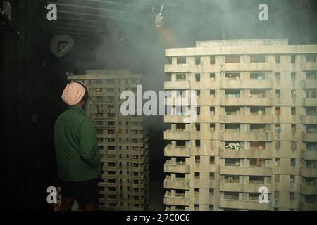 Le MDZ Estate Tour de Jimmy Croly est un conteneur d'expédition de 40ft qui montre différents blocs de tour d'une ville edgy et humoristique. Les 4 blocs de la tour sont décrits comme un prisonnier pour enfants de haute sécurité, des unités résidentielles de Live-Work-Die et un centre spirituel pour les mauvais comportements néo-païens. Le FESTIVAL SICK arrive à Harpurhey. Le SICK Festival aide les gens à faire face aux complexités de la santé physique et mentale. SICK Festival trouve des moyens d'afficher tous les défis de différentes manières pour permettre aux gens des comprendre plus facilement. Banque D'Images