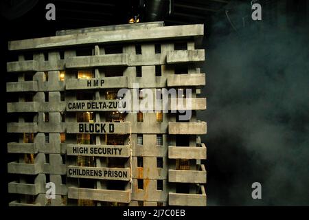 Le MDZ Estate Tour de Jimmy Croly est un conteneur d'expédition de 40ft qui montre différents blocs de tour d'une ville edgy et humoristique. Les 4 blocs de la tour sont décrits comme un prisonnier pour enfants de haute sécurité, des unités résidentielles de Live-Work-Die et un centre spirituel pour les mauvais comportements néo-païens. Le FESTIVAL SICK arrive à Harpurhey. Le SICK Festival aide les gens à faire face aux complexités de la santé physique et mentale. SICK Festival trouve des moyens d'afficher tous les défis de différentes manières pour permettre aux gens des comprendre plus facilement. Banque D'Images