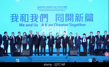 Hong Kong. 08th mai 2022. John Lee pose pour une photo de groupe à Hong Kong, dans le sud de la Chine, le 6 mai 2022. John Lee a été élu dimanche au poste de directeur général désigné pour le sixième mandat de la région administrative spéciale de Hong Kong (HKSAR). (Xinhua/Lui Siu Wai) Credit: Xinhua/Alay Live News Banque D'Images
