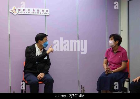 Hong Kong. 08th mai 2022. John Lee communique avec un bénévole dans une communauté de Hong Kong, dans le sud de la Chine, le 1 mai 2022. John Lee a été élu dimanche au poste de directeur général désigné pour le sixième mandat de la région administrative spéciale de Hong Kong (HKSAR). (Xinhua) Credit: Xinhua/Alay Live News Banque D'Images