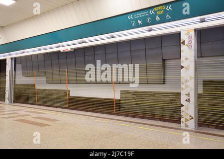 Plate-forme de la station de métro de Sofia, Bulgarie, montrant des portes à écran de corde ou des portes à écran de plate-forme automatique pour empêcher les personnes de tomber sur les voies Banque D'Images