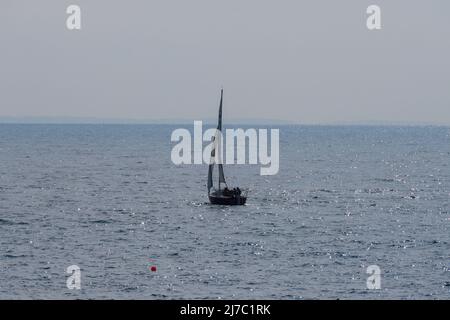Lyme Regis, Dorset, Royaume-Uni. 8th mai 2022. UK Météo: Bateaux à voile à partir de la station balnéaire de Lyme Regis que la côte sud se réveille à un autre jour de soleil chaud glorieux et ciel bleu clair. Il est prévu de devenir encore plus chaud cette semaine avec des températures allant jusqu'à 26°C prévisions. Credit: Celia McMahon/Alamy Live News. Banque D'Images