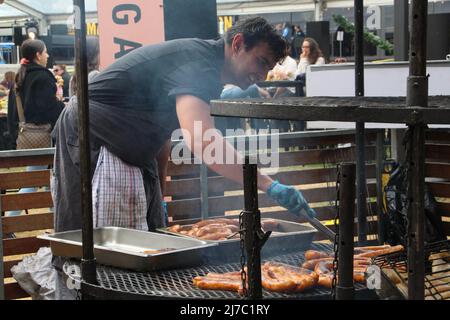 (220508) -- ADÉLAÏDE, le 8 mai 2022 (Xinhua) -- Un chef prépare un barbecue lors d'un festival gastronomique à Adélaïde, en Australie, le 8 mai 2022. Le festival gastronomique Tasting Australia se tient à Adélaïde, en Australie méridionale, du 29 avril au 8 mai. (Photo de Lyu Wei/Xinhua) Banque D'Images