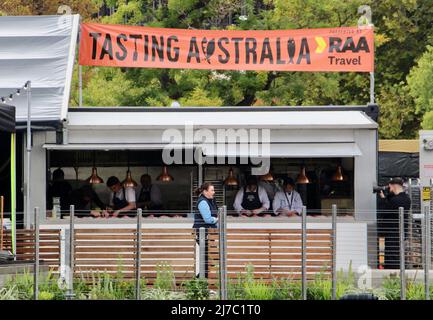 (220508) -- ADÉLAÏDE, le 8 mai 2022 (Xinhua) -- les chefs préparent de la nourriture lors d'un festival gastronomique à Adélaïde, en Australie, le 8 mai 2022. Le festival gastronomique Tasting Australia se tient à Adélaïde, en Australie méridionale, du 29 avril au 8 mai. (Photo de Lyu Wei/Xinhua) Banque D'Images