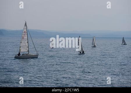 Lyme Regis, Dorset, Royaume-Uni. 8th mai 2022. UK Météo: Bateaux à voile à partir de la station balnéaire de Lyme Regis que la côte sud se réveille à un autre jour de soleil chaud glorieux et ciel bleu clair. Il est prévu de devenir encore plus chaud cette semaine avec des températures allant jusqu'à 26°C prévisions. Credit: Celia McMahon/Alamy Live News. Banque D'Images