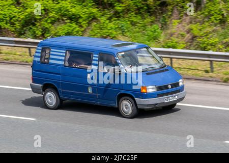 1995 90s années 90 bleu sur mesure VW Volkswagen transporter CL TDI 1896cc diesel window van 5 vitesses manuelle Banque D'Images