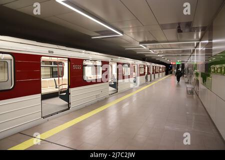 Métro vide avec portes ouvertes à la station Business Park de Sofia, Bulgarie Banque D'Images