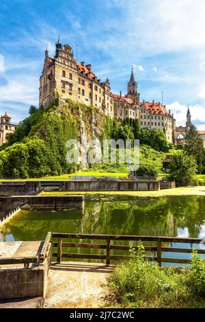 Château de Sigmaringen sur la falaise, Bade-Wurtemberg, Allemagne. Vue panoramique verticale du vieux château Hohenzollern depuis le Danube dans les Alpes souabes. Décor de Banque D'Images