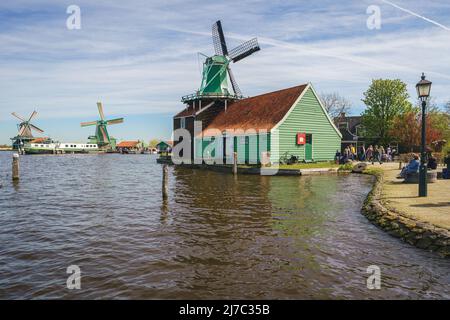 Bâtiments historiques et moulins à vent à l'aube à Zaanse Schans, pays-Bas Banque D'Images