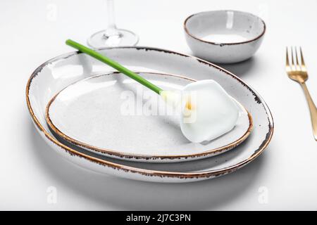 Magnifique table avec nénuphar sur fond blanc, gros plan Banque D'Images