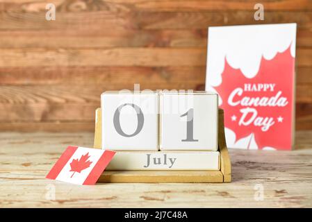 Calendrier cubique avec date du 1 juillet et drapeau canadien sur table en bois. Bonne journée du Canada Banque D'Images