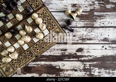 Vue de dessus d'un jeu d'échecs sur une vieille table en bois de couleur pelée Banque D'Images