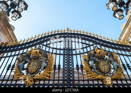 Londres, Royaume-Uni - 26 mars 2022 : entrée de la porte du Dominion à Buckingham Palace, Londres, avec armoiries et lanternes ornées. Résidence à la reine Elizabe Banque D'Images