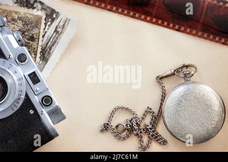 Empilez les vieux papiers, l'horloge et la photocamera Banque D'Images