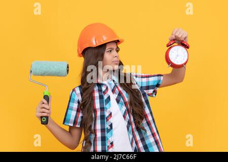 enfant dans le casque. temps pour la décoration. éducation des enfants. travaux de rénovation. temps de rénovation. date limite Banque D'Images