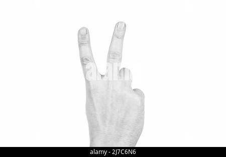 main montrant le geste de paix isolé sur fond blanc, signe de victoire Banque D'Images