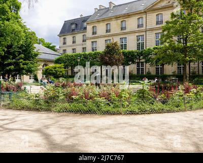 Les gens se détendent sur la place Georges-Cain, un petit joli jardin avec des sculptures en bronze, Paris, France. Banque D'Images