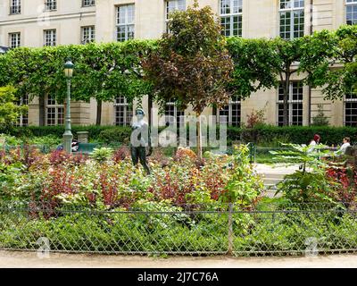 Les gens se détendent sur la place Georges-Cain, un petit joli jardin avec des sculptures en bronze, Paris, France. Banque D'Images