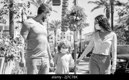 maman papa et fils. assurance-vie. adoption et charité. covid-19. père mère et enfant Banque D'Images