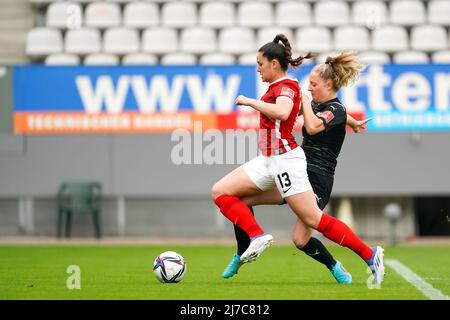 Svenja Foelmli (13 Fribourg) va de l'avant en 1. Match de football Frauen-Bundesliga entre SC Freiburg et SGS Essen à Dreisamstadion à Fribourg, en Allemagne. Daniela Porcelli/SPP Banque D'Images