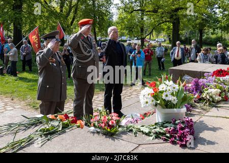 08 mai 2022, Saxe, Dresde: Trois hommes commémorent les soldats tombés de manière militaire avec le salut de soldat. Pour commémorer la libération du nazisme par l'Armée rouge, environ 150 personnes sont venues à l'Obrichtsplatz de Dresde. Photo: Daniel Schäfer/dpa Banque D'Images