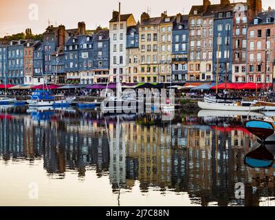 Vue pittoresque sur le front de mer de Honfleur, célèbre port de village en Normandie, France Banque D'Images