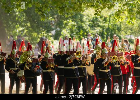 Londres Royaume-Uni 8th mai 2022 Combined Cavalry Old Comrades Association 98th Annual Parade and Service Hyde Park Londres, trois groupes de l'armée britannique en uniforme de cérémonie, chef de la marche détachements de service et anciens membres des associations régimentaires de Cavalry et de Yeomanry et des anciens combattants allant de la guerre mondiale 2 à l'Irak, Afghanistan et autres conflits. Les participants défilent dans une « robe de randonnée » traditionnelle de chapeaux de woller, de costumes, de cravates régimentaires et de port de parapluies à fourrure, même si elle pleut le crédit Ian DavidsonAlamy Live News Banque D'Images