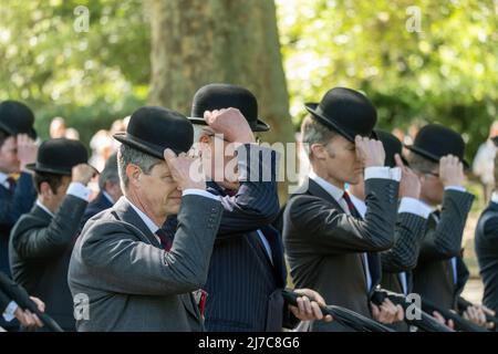 Londres Royaume-Uni 8th mai 2022 Combined Cavalry Old Comrades Association 98th Annual Parade and Service Hyde Park Londres, trois groupes de l'armée britannique en uniforme de cérémonie, chef de la marche détachements de service et anciens membres des associations régimentaires de Cavalry et de Yeomanry et des anciens combattants allant de la guerre mondiale 2 à l'Irak, Afghanistan et autres conflits. Les participants défilent dans une « robe de randonnée » traditionnelle de chapeaux de woller, de costumes, de cravates régimentaires et de port de parapluies à fourrure, même si elle pleut le crédit Ian DavidsonAlamy Live News Banque D'Images